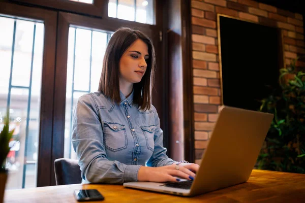 Zâmbind Copywriter Sex Feminin Care Lucrează Distanță Dispozitiv Laptop Care — Fotografie, imagine de stoc