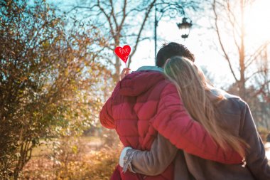 Genç çift parkta yürüyüş. Romantik Çift mutluluk anları zevk. Aşk, dating, romantizm. Sevgililer günü.