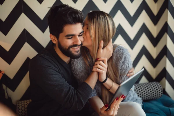 Flirten Paar Café Met Behulp Van Digitale Tablet — Stockfoto