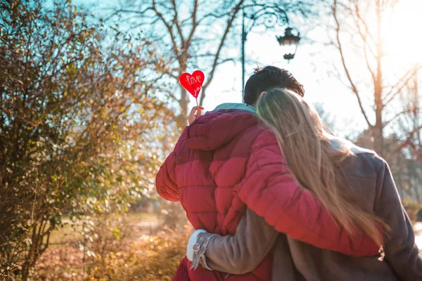 Νεαρό Ζευγάρι Περπάτημα Στο Πάρκο Ρομαντικό Ζευγάρι Απολαμβάνοντας Στιγμές Ευτυχίας — Φωτογραφία Αρχείου