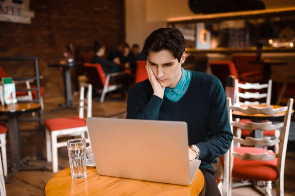 Businessman Using His Laptop Cafe — Stock Photo, Image