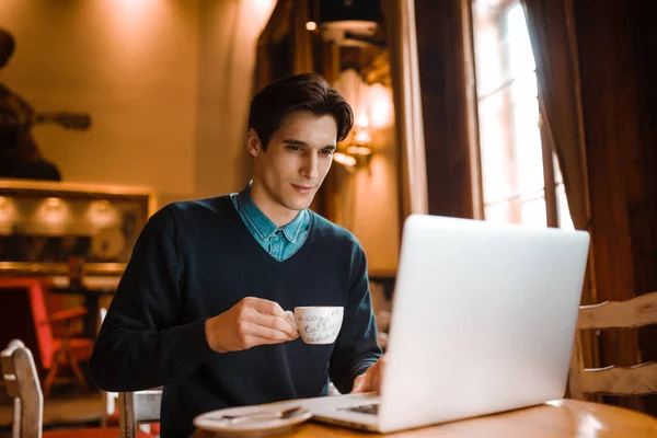 Young Businessman Holding Mug Coffee While Working Laptop Computer Coffee — Stock Photo, Image