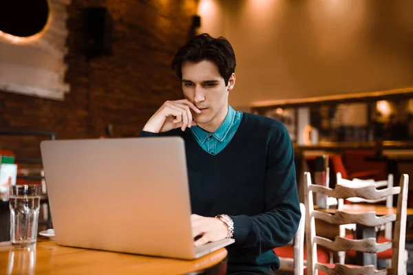 Concentrated Businessman Using His Laptop Cafe — Stock Photo, Image