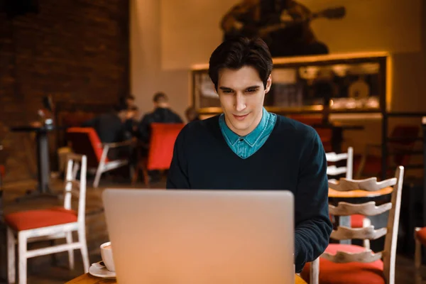 Smiling Businessman Using His Laptop Cafe — Stock Photo, Image