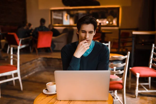 Portrait Young Caucasian Businessman Casual Shirt Using Laptop Computer Cafe — Stock Photo, Image