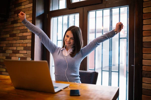 Jovem Está Sentada Café Frente Laptop Levantando Mãos Rapariga Está — Fotografia de Stock