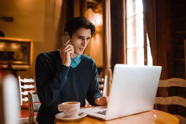 Business Man Laptop Uses Mobile Communication Cafe — Stock Photo, Image