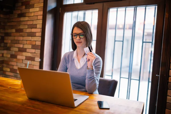 Young Woman Holding Credit Card Using Laptop Computer Online Shopping — Stock Photo, Image