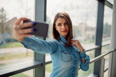 Gülümseyen iş kadını selfie yapma