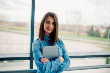 Tablet holding iş kadını gülümseyen