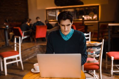 Genç işadamı dizüstü bilgisayar kullanıyor