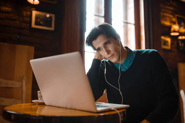 Man using laptop — Stock Photo, Image