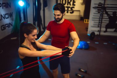  spor salonunda eğitmeni olan kadın