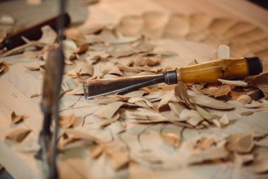 ahşap masanın üzerinde yatan kalem ucu