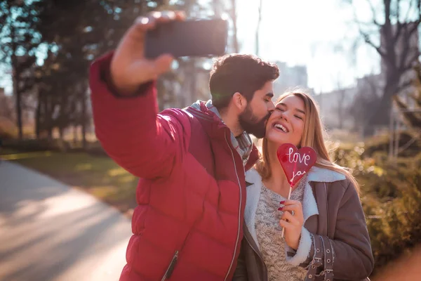 Tineri cuplu luând selfie — Fotografie, imagine de stoc