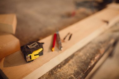 marangoz cetvel ve kalemler 