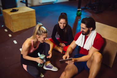 Gençler egzersiz yaptıktan sonra rahatlatıcı 