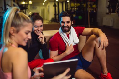 Gençler egzersiz yaptıktan sonra rahatlatıcı 