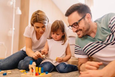 küçük kızla genç aile içinde mantıksal oyun oynamak