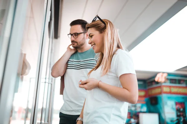 Young Good Looking Couple Went Shopping — Stock Photo, Image