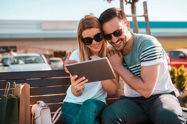 Joven Pareja Sonriente Está Sentada Banco Afuera Usando Gafas Mientras —  Fotos de Stock