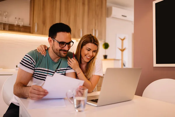 Junges Paar Lächelt Beim Skype Anruf Mit Freunden — Stockfoto