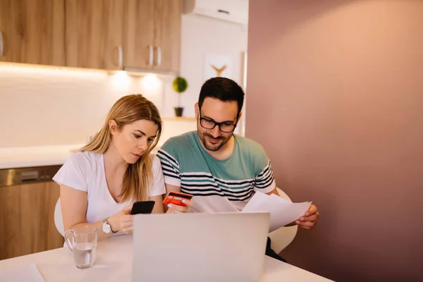 Med Hjälp Bärbar Dator Och Smartphone Det Snabbaste Sättet Att — Stockfoto