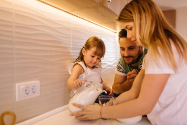 Küçük kızın ailesinin ve süt içerken ile mutfak mevcuttur