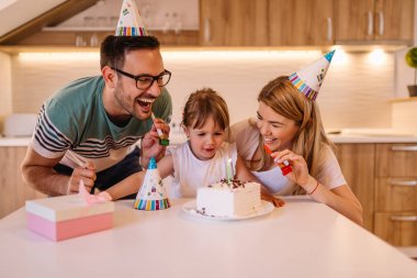Sevimli küçük kız mum Hediyelik ve doğum günü pastasıyla ailesinden onun doğum günü için aldım
