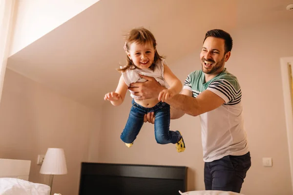 Sevimli küçük kız ve babasının Onlar oynarken eğlenceli oyunları iken gülümseyen
