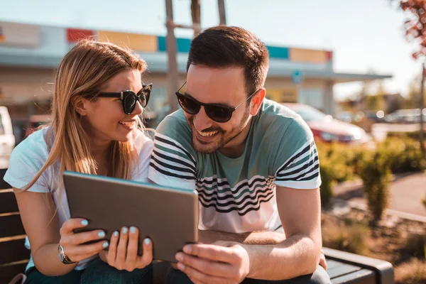 Young Couple Sunglasses Sitting Bench Using Tablet — Stock Photo, Image