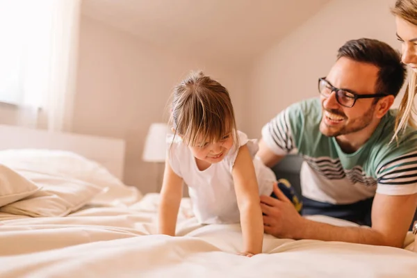 Mutlu Baba Kızıyla Birlikte Evlerinde Yatağın Üstüne Oynuyor — Stok fotoğraf