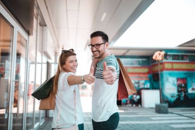 Güzel genç çift açık havada güneşli günde alışveriş keyfini çıkarın