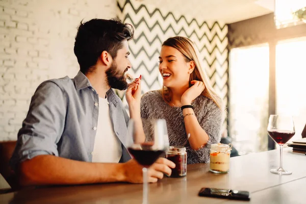 Menina Bonita Está Comendo Sobremesa Com Seu Namorado Café Depois — Fotografia de Stock