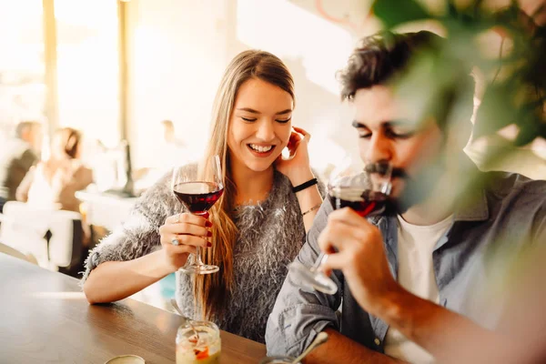 Menina Loira Está Bebendo Vinho Com Seu Namorado Café — Fotografia de Stock