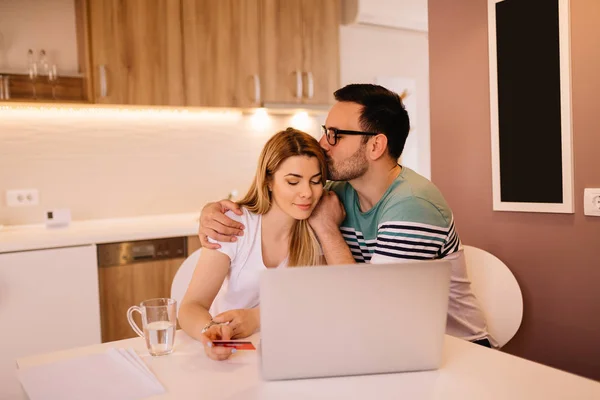 Junger Mann Sitzt Neben Seiner Freundin Sie Unterstützen Während Sie — Stockfoto