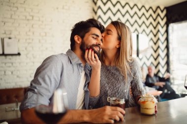 O ile başlamadan önce yeme tatlı kafe sarışın genç kadın, erkek arkadaşı öpüyor