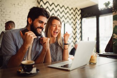 Kafede birbirleri ile vakit geçirmek ve online alışveriş keyfini aşık genç Çift
