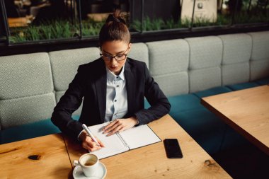 Notlar kafeteryada yapma güzel ciddi iş kadını