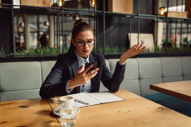 Genç işkadını üstünde onun smartphone ne okudu sevmez