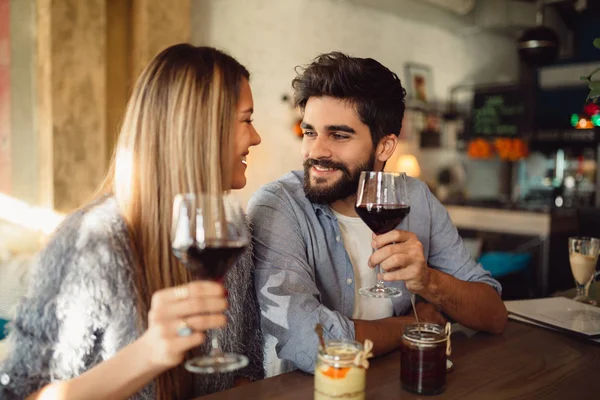Saúde Feliz Casal Sorrindo Beber Vinho Sua Data Restaurante — Fotografia de Stock