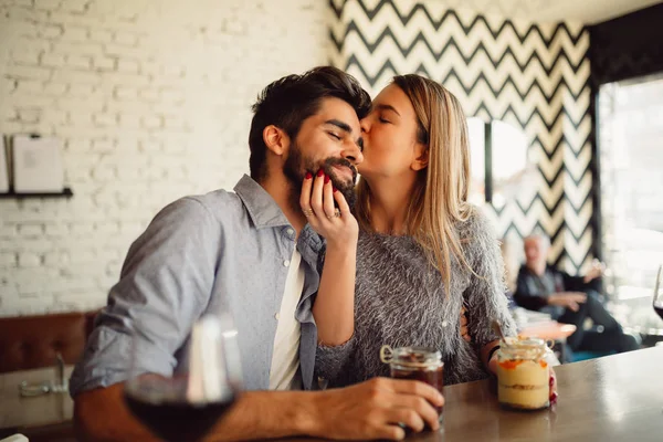 She Starts Eating Dessert Cafe Young Blonde Woman Kissing Her — Stock Photo, Image