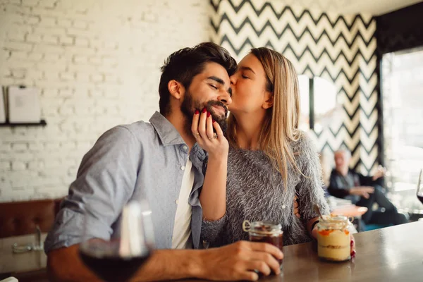 Prima Iniziare Con Mangiare Dessert Caffè Giovane Donna Bionda Sta — Foto Stock