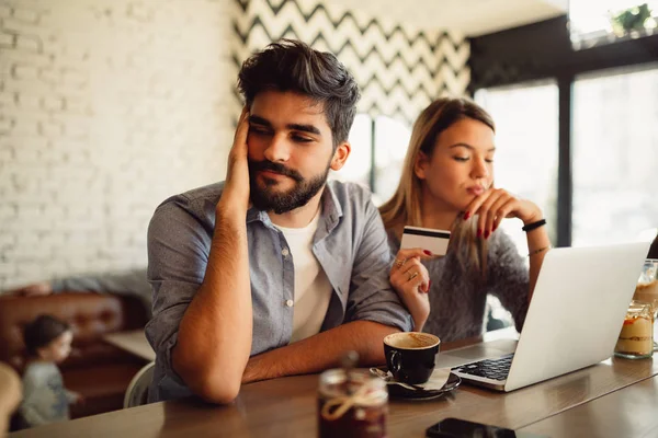 Young Couple Notebook Credit Card Drinking Coffee Cafe — Stock Photo, Image