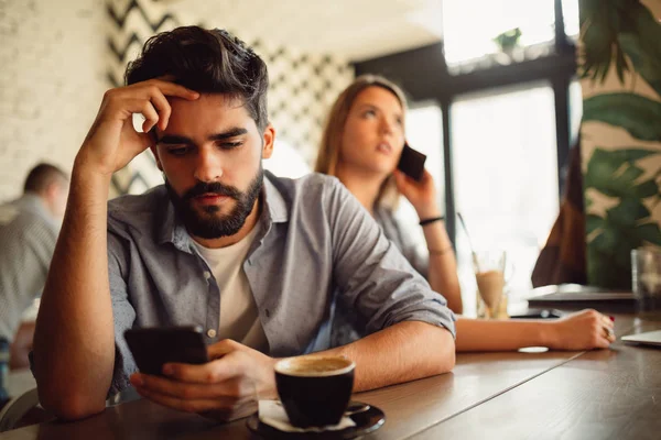 Jong Koppel Had Net Ruzie Café Zodat Beide Hun Smartphones — Stockfoto