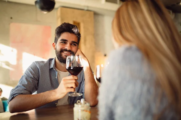 Joven Hombre Guapo Bebiendo Vino Con Novia Café — Foto de Stock