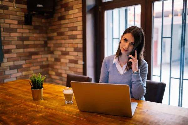 Young Brunette Woman Having Phone Call While Sitting Front Laptop — Stock Photo, Image