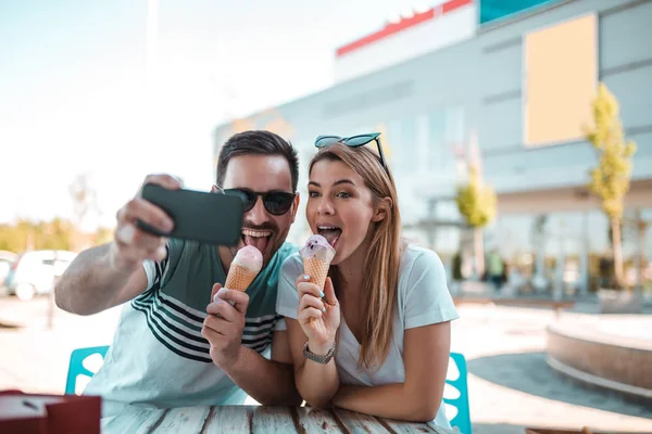 Schönes Junges Paar Macht Selfie Während Sie Draußen Sitzen Und — Stockfoto