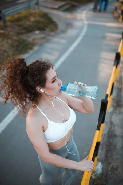 Young Woman Stopped Running Drink Water Bottle — Stock Photo, Image