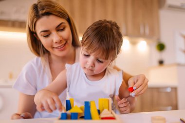 Genç anne ve kızı birlikte oynama